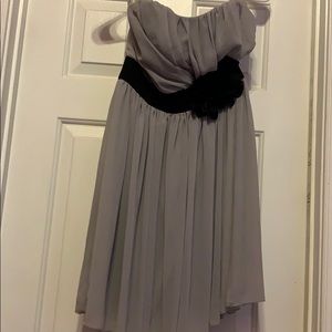 Boutique strapless gray dress with flower detail